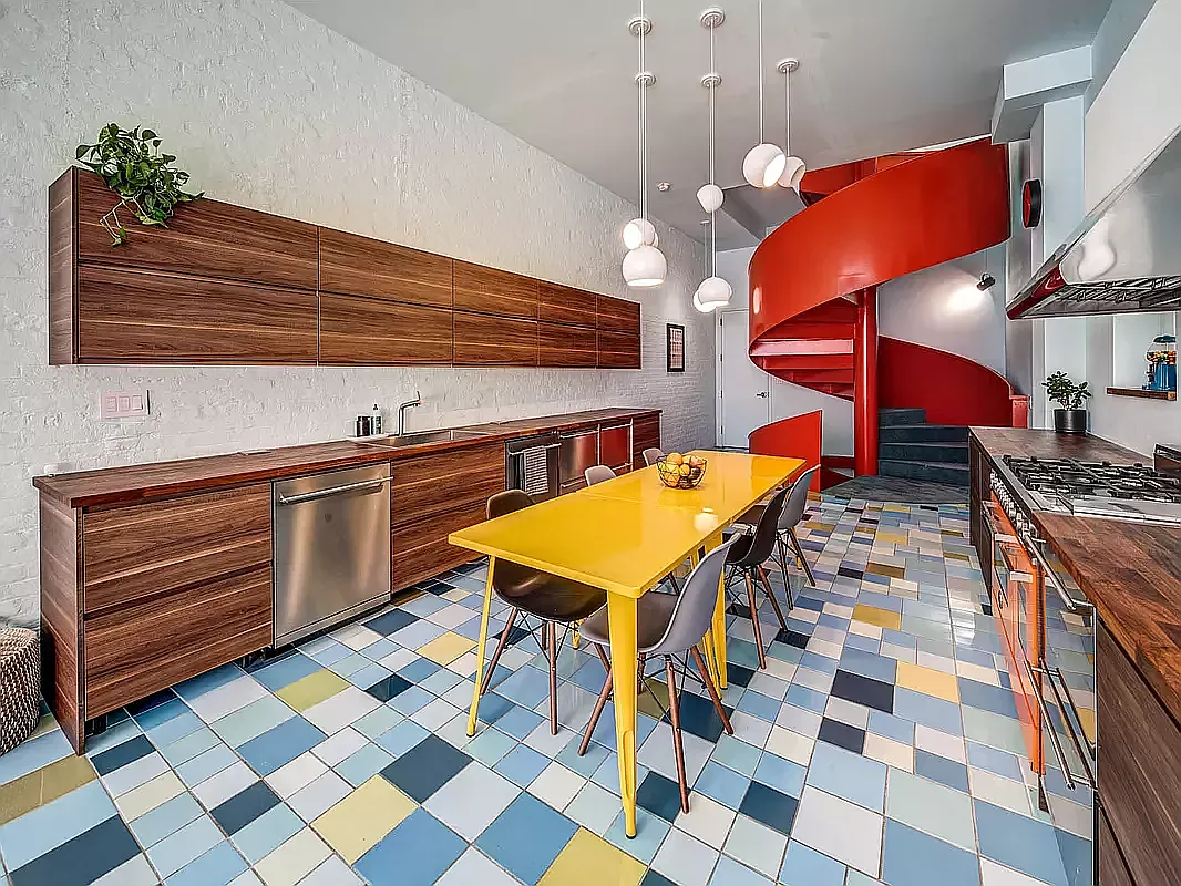 cuisine maison de ville Brooklyn décoration design colorée par Jorge Pardo "Red Spiral House"