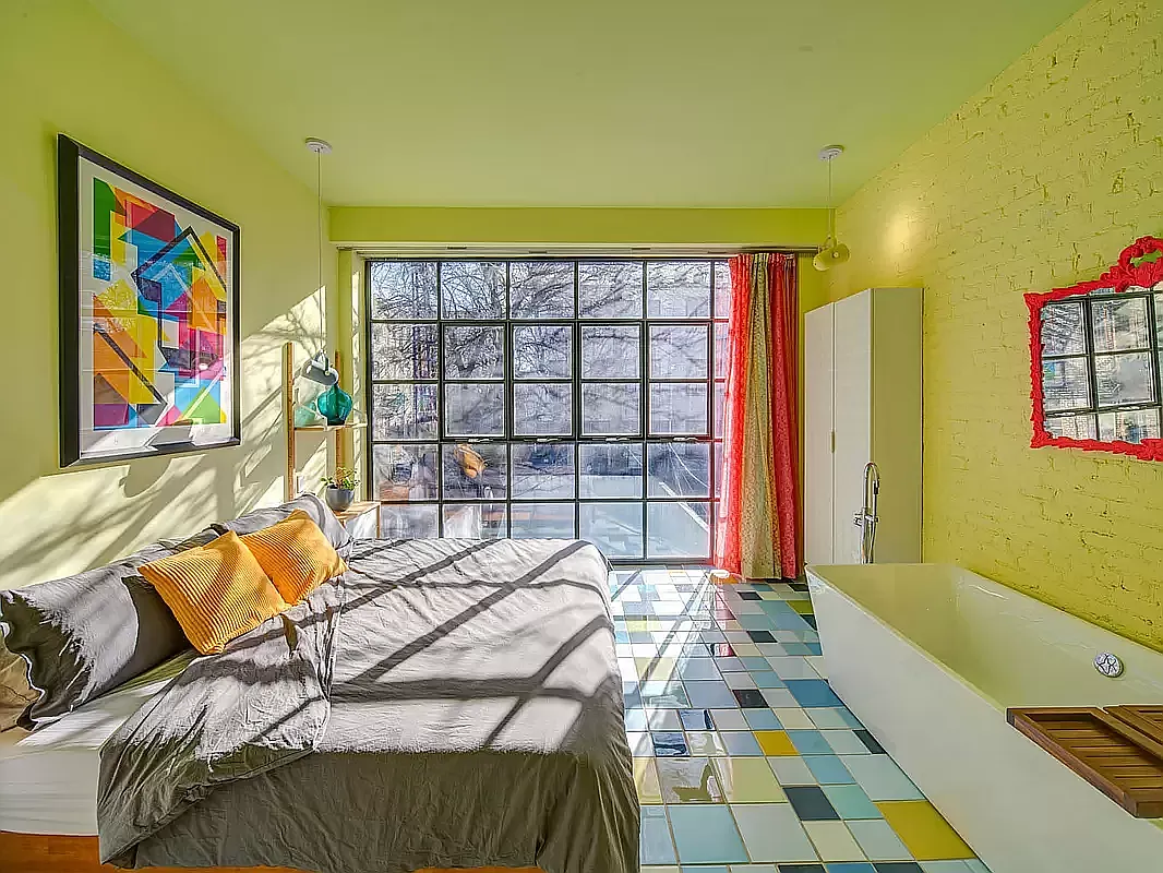 chambre maison de ville Brooklyn décoration design colorée par Jorge Pardo "Red Spiral House"