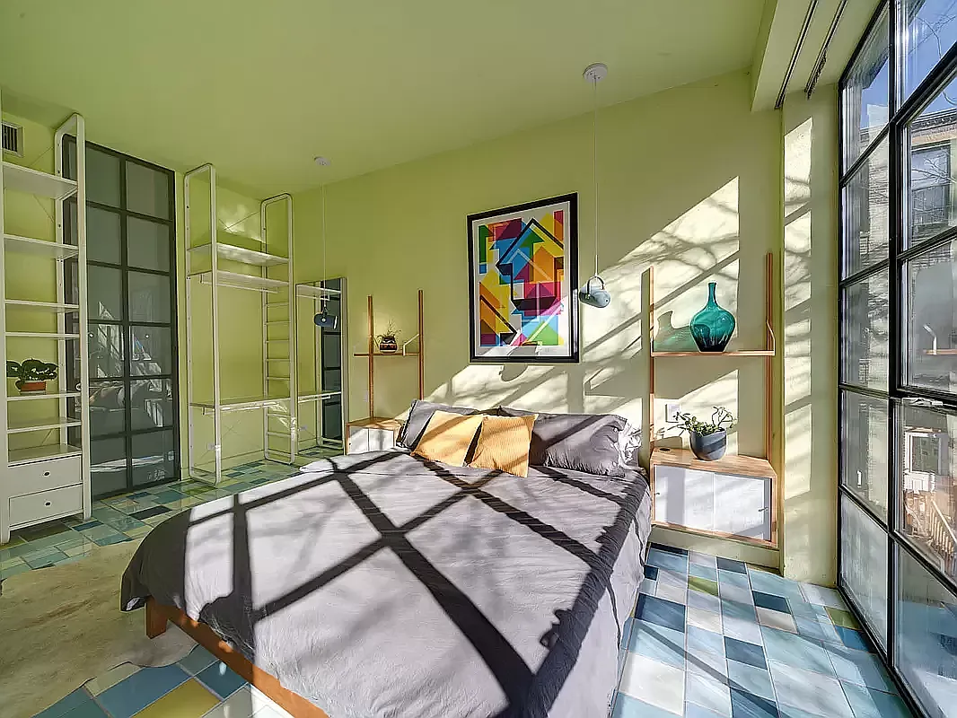 chambre verte maison de ville Brooklyn décoration design colorée par Jorge Pardo "Red Spiral House"
