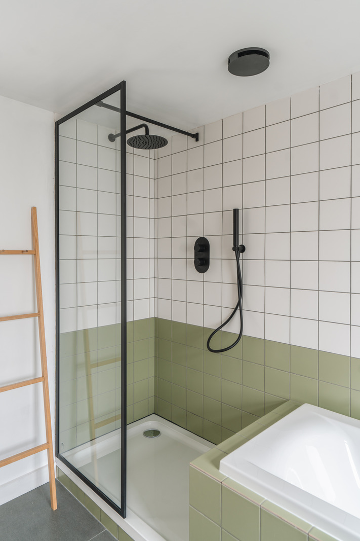 salle de bain verte et blanche