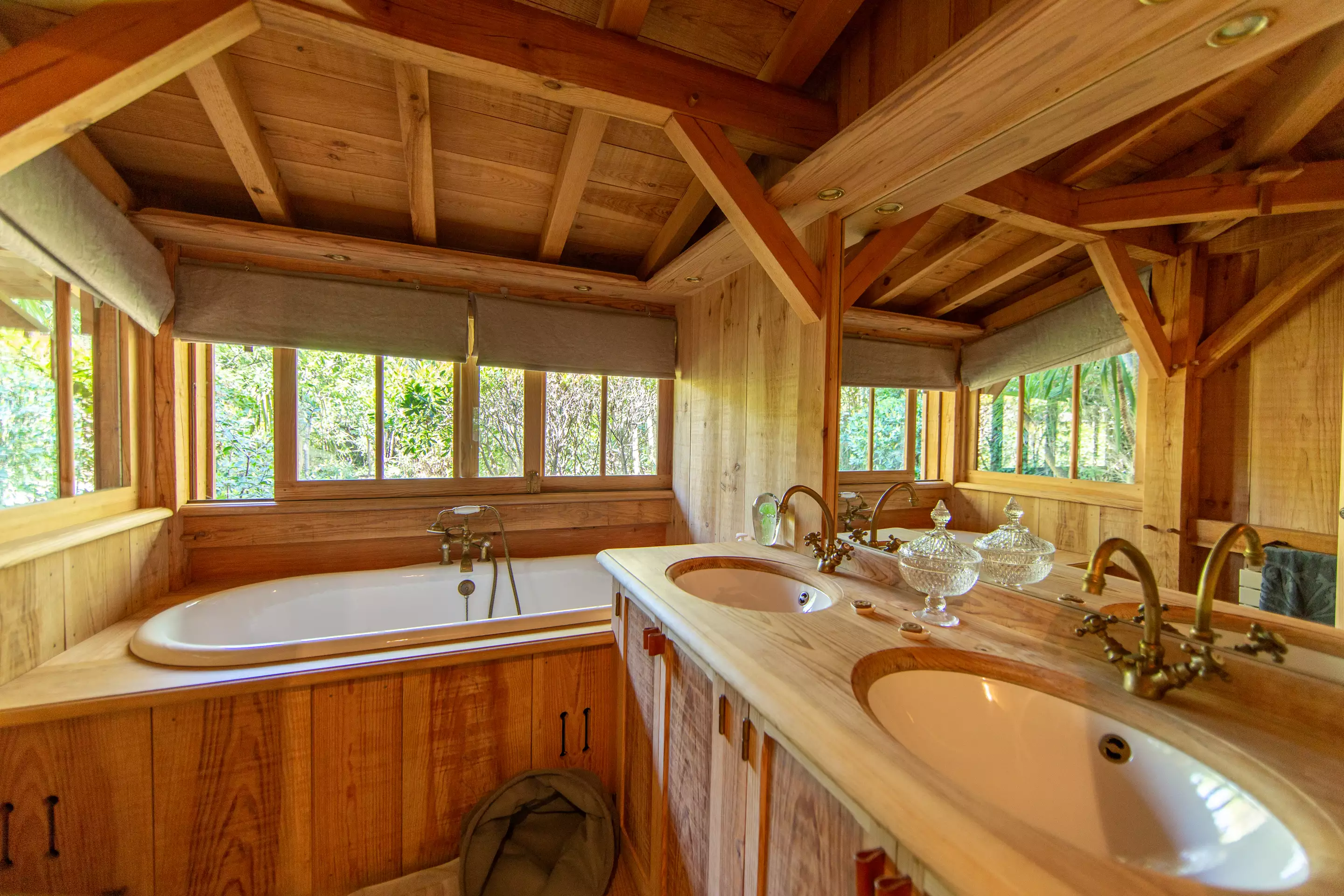 salle de bain avec fenêtre
