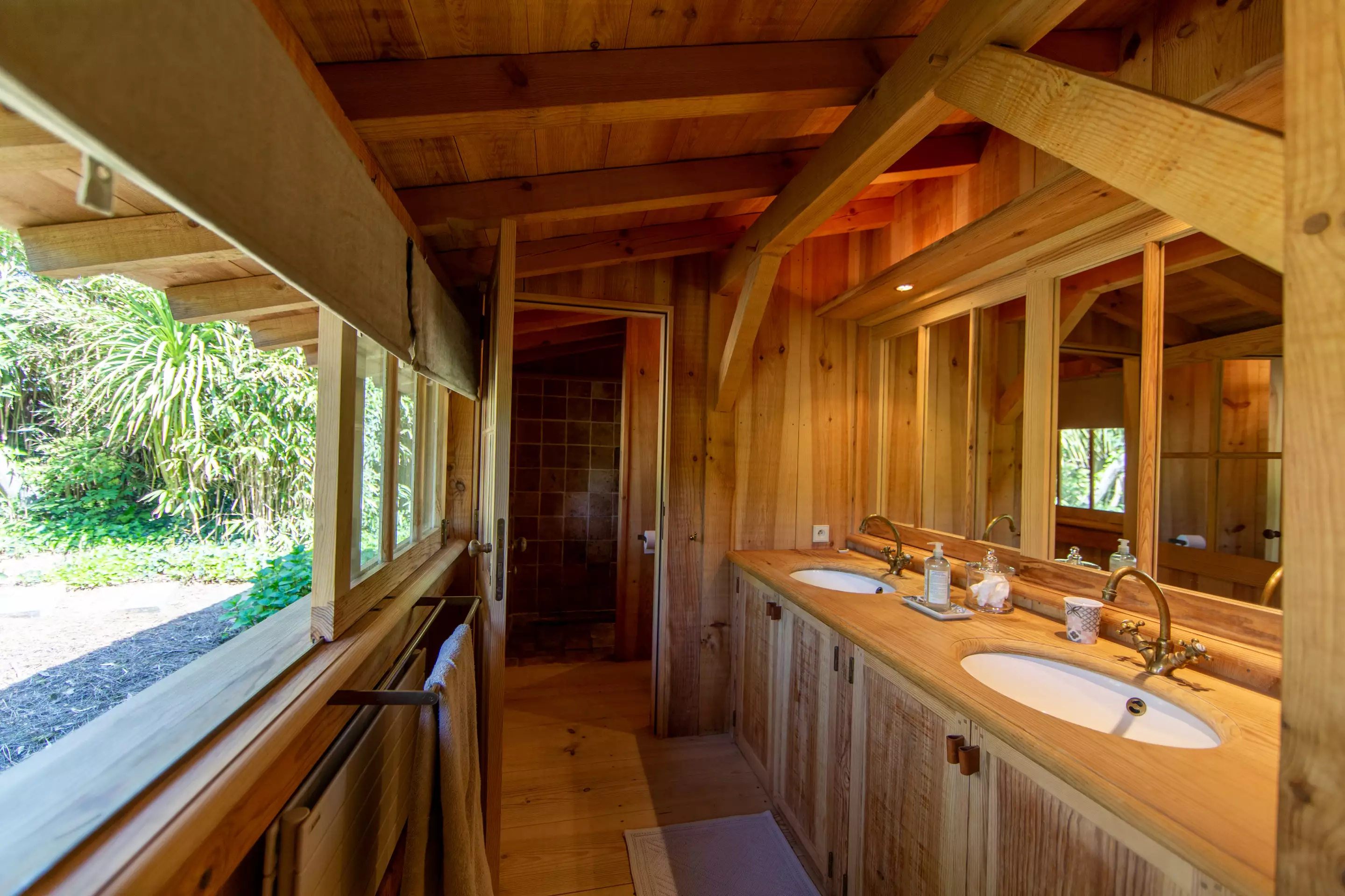 salle de bain avec fenêtre 
