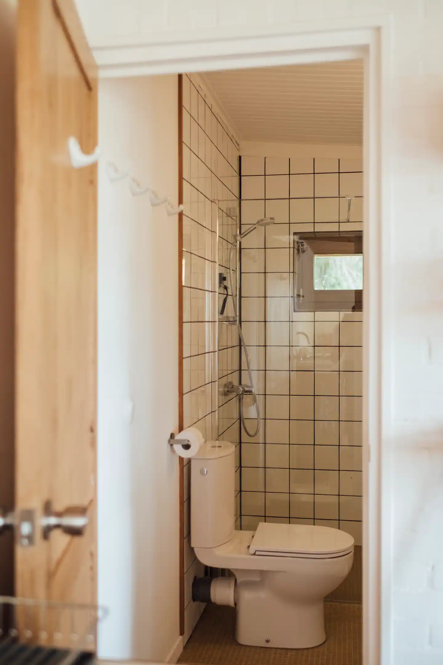 salle d salle d'eau carrelage blanc maison en bois 55m2