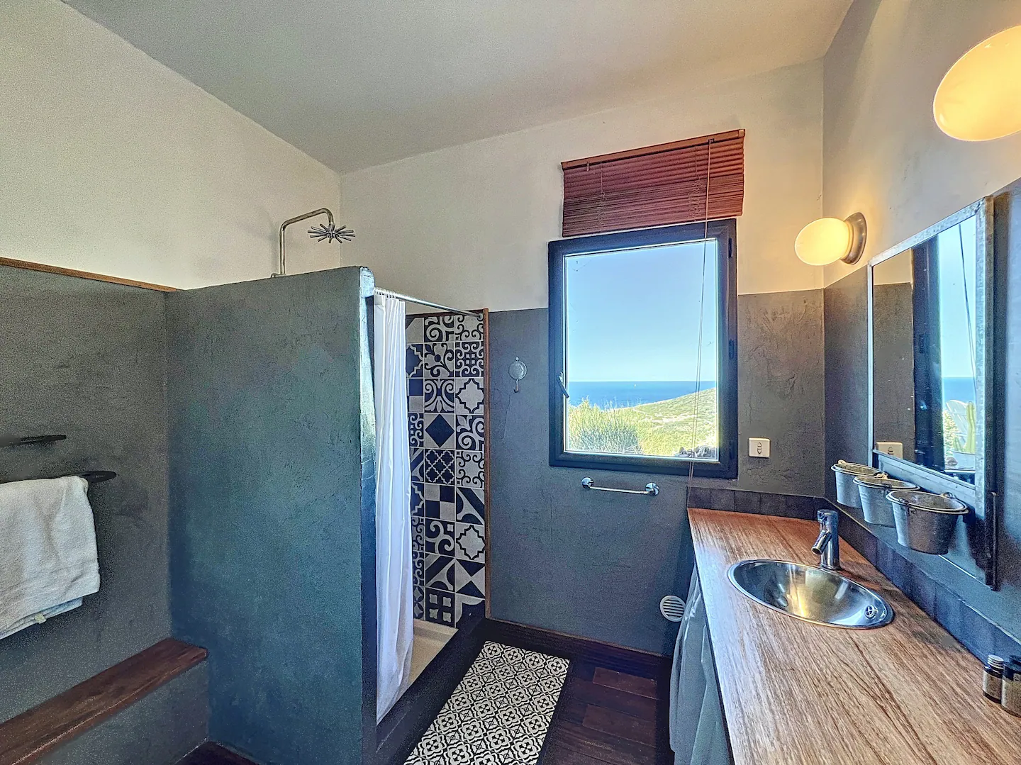 salle de bain bleue maison vue mer Corse salle de bain bleue maison vue mer Corse