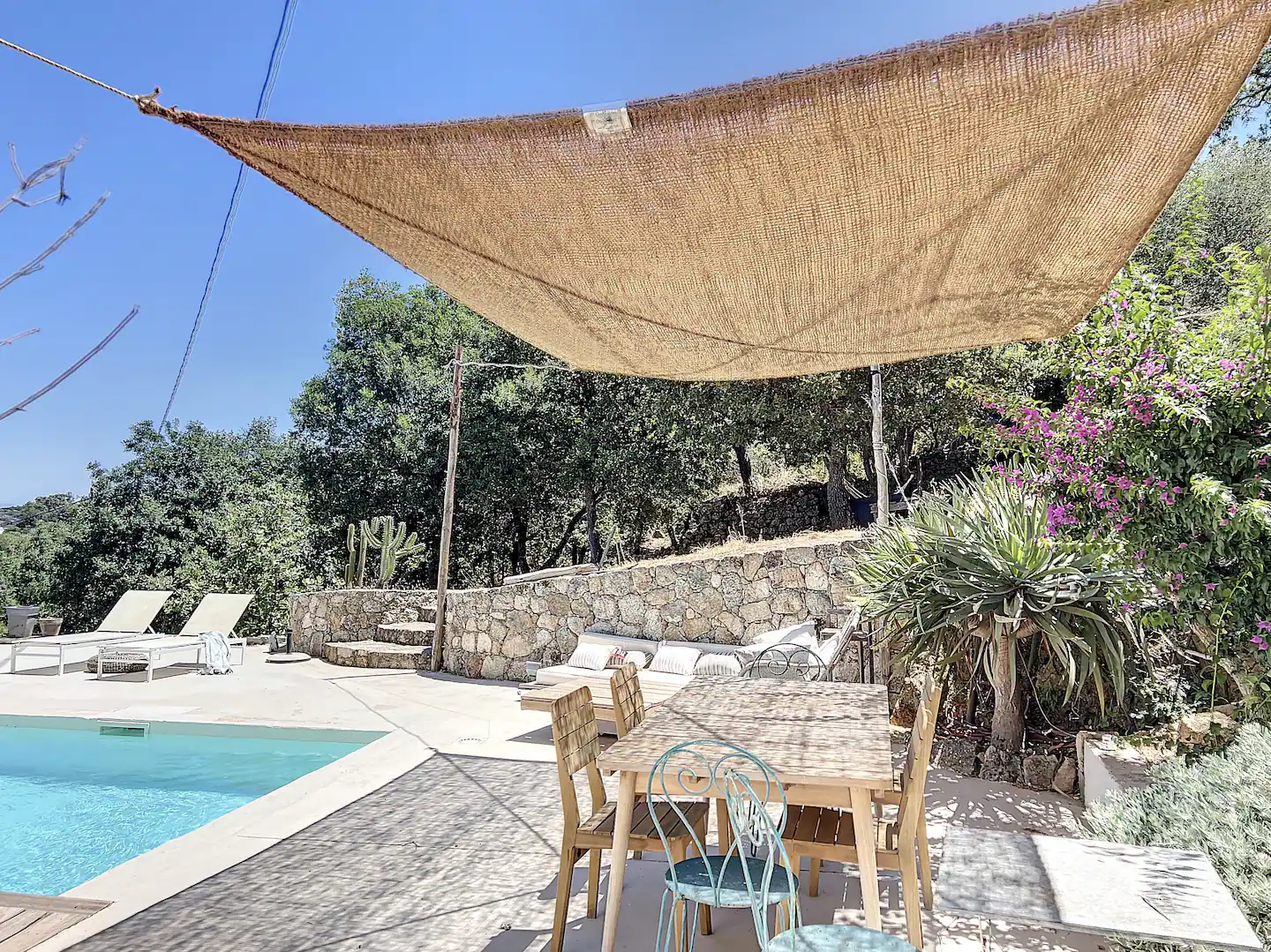 terrasse avec voile d terrasse avec voile d'ombrage coco maison vue mer Corse avec piscine