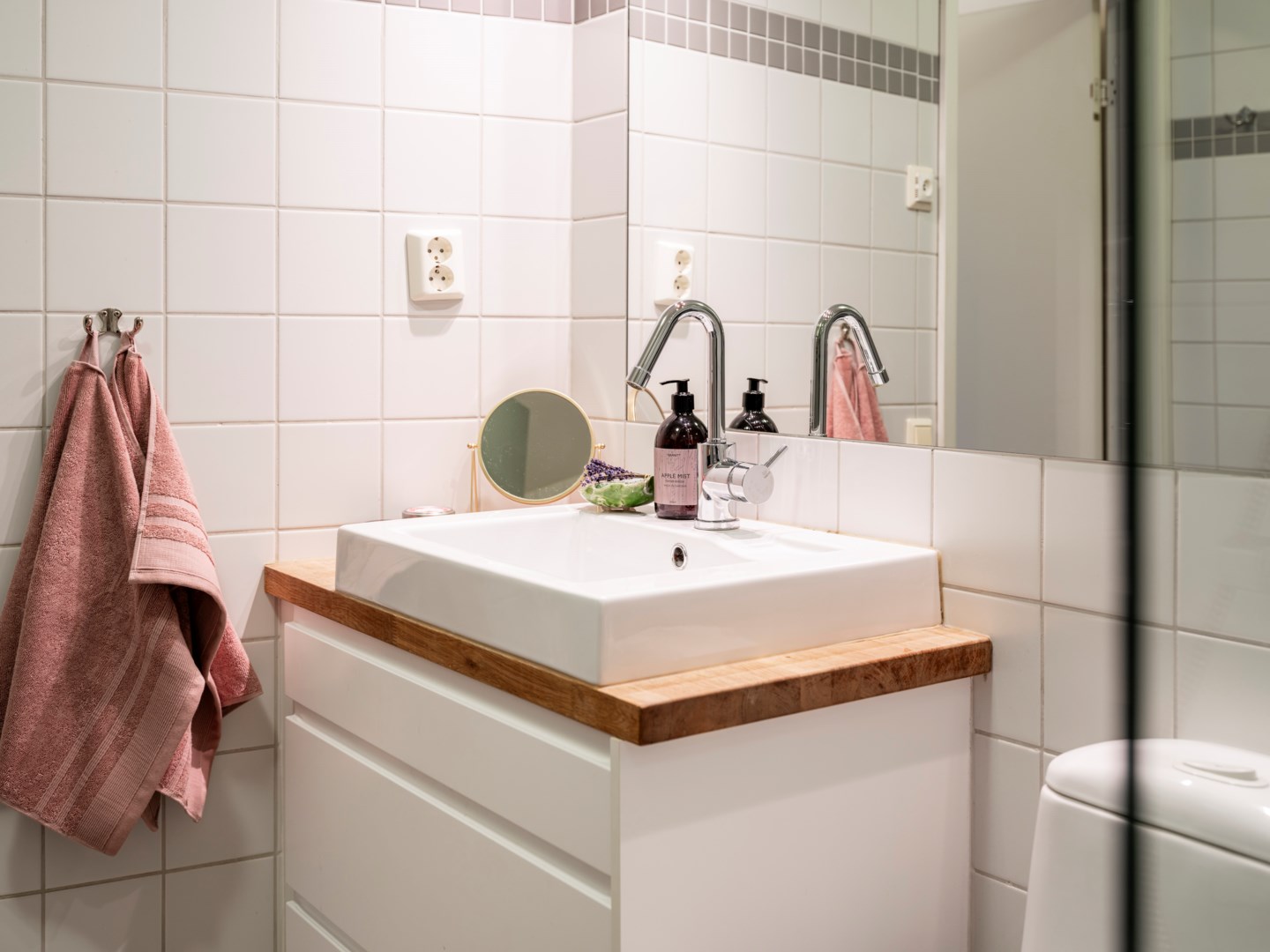 salle de bain blanche et bois