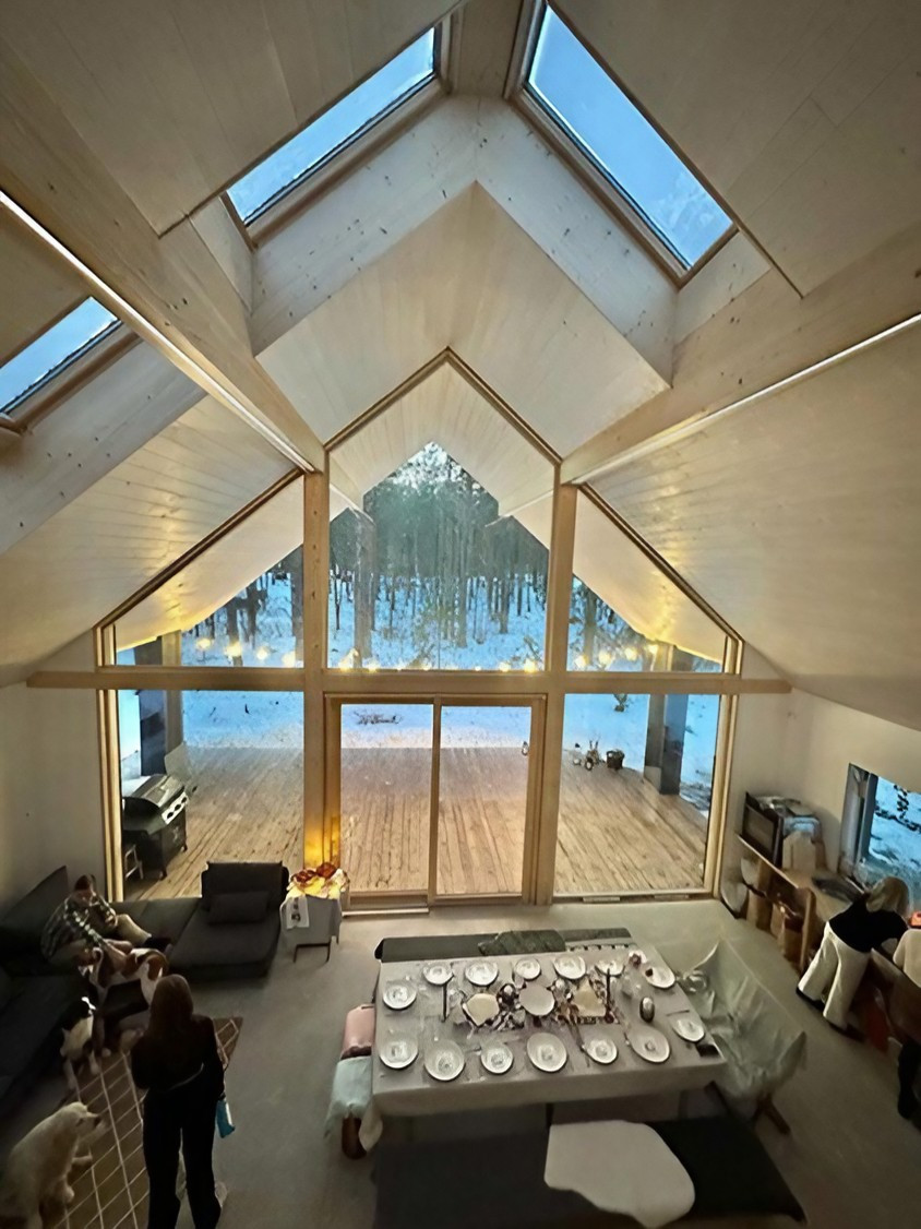 salon avec pignon vitré et fenêtres de toit maison préfabriquée en bois EcoTown dans les Pyrénées salon avec pignon vitré et fenêtres de toit maison préfabriquée en bois EcoTown dans les Pyrénées