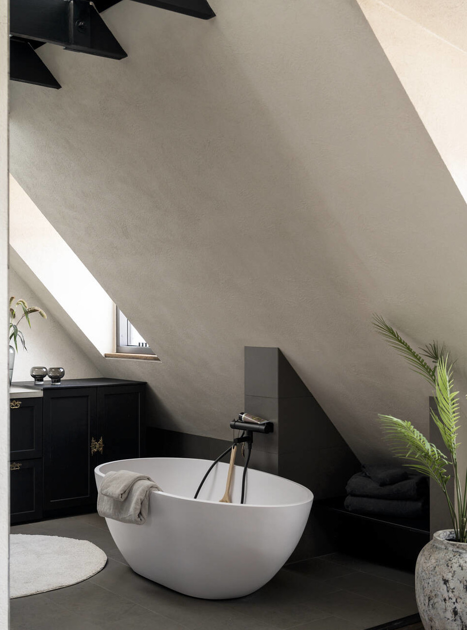 salle de bain baignoire îlot appartement de 114m2 en duplex décoration contemporaine salle de bain baignoire îlot appartement de 114m2 en duplex décoration contemporaine
