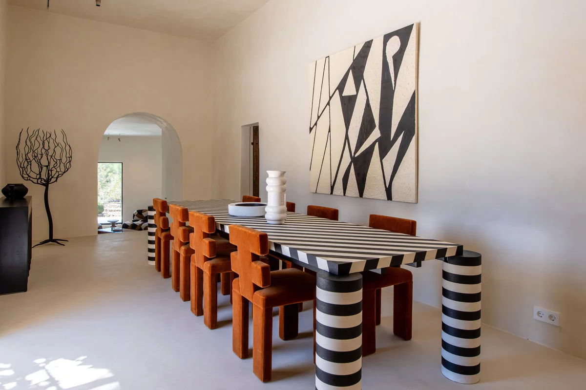 salle à manger décoration sixties maison en pierres Ibiza salle à manger décoration sixties maison en pierres Ibiza