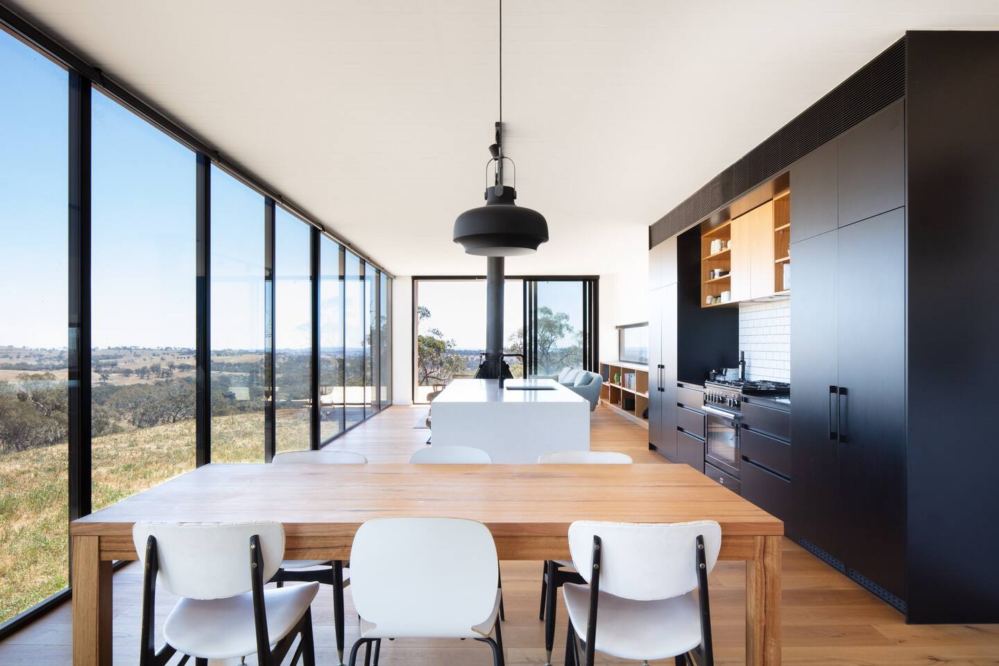 cuisine ouverte et salle à manger avec baies vitrées maison contemporaine