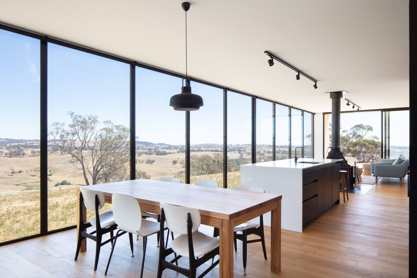 cuisine ouverte et salle à manger avec baies vitrées maison contemporaine