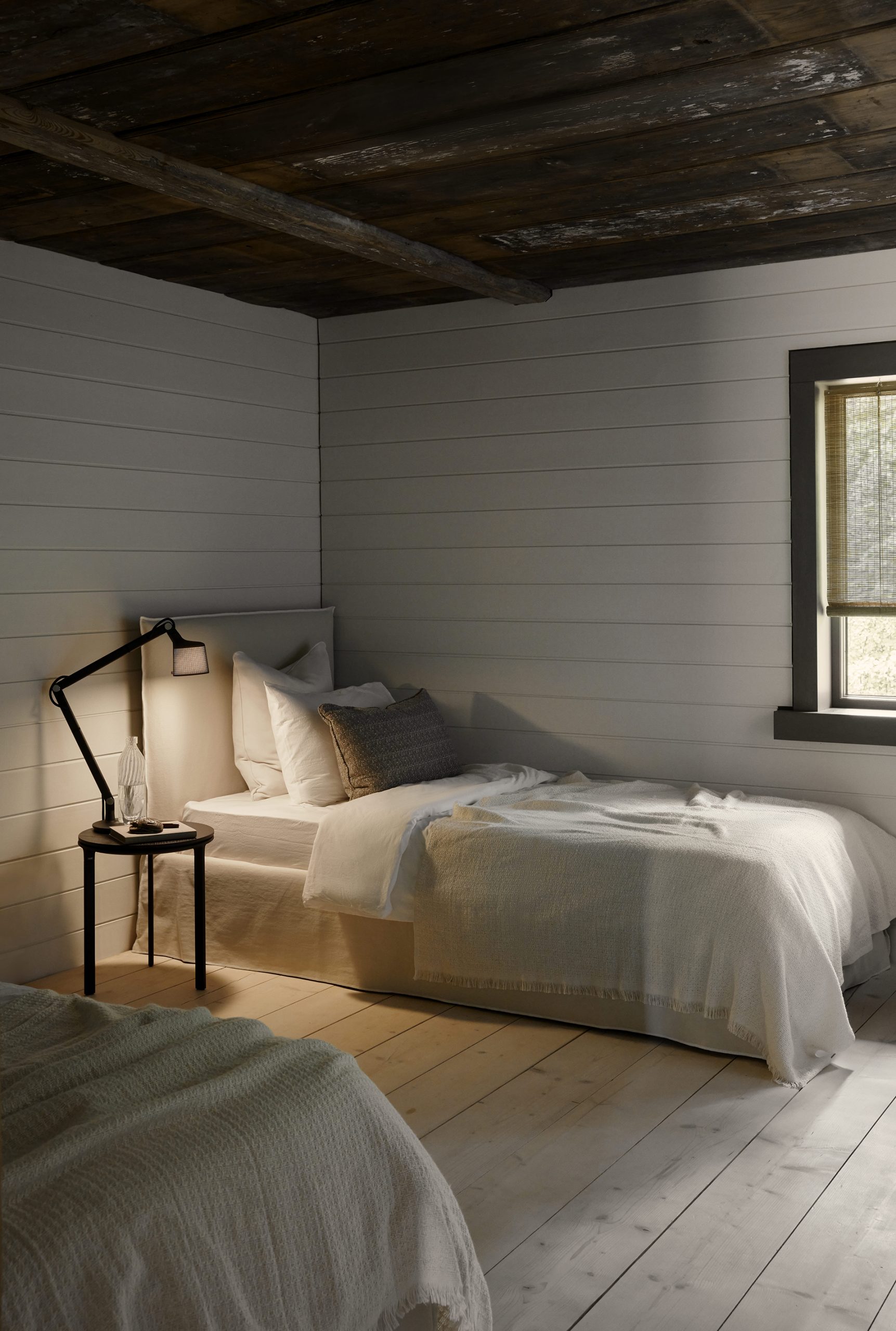 chambre avec poutres maison en bois Vipp Salaca River Lettonie chambre avec poutres maison en bois Vipp Salaca River Lettonie
