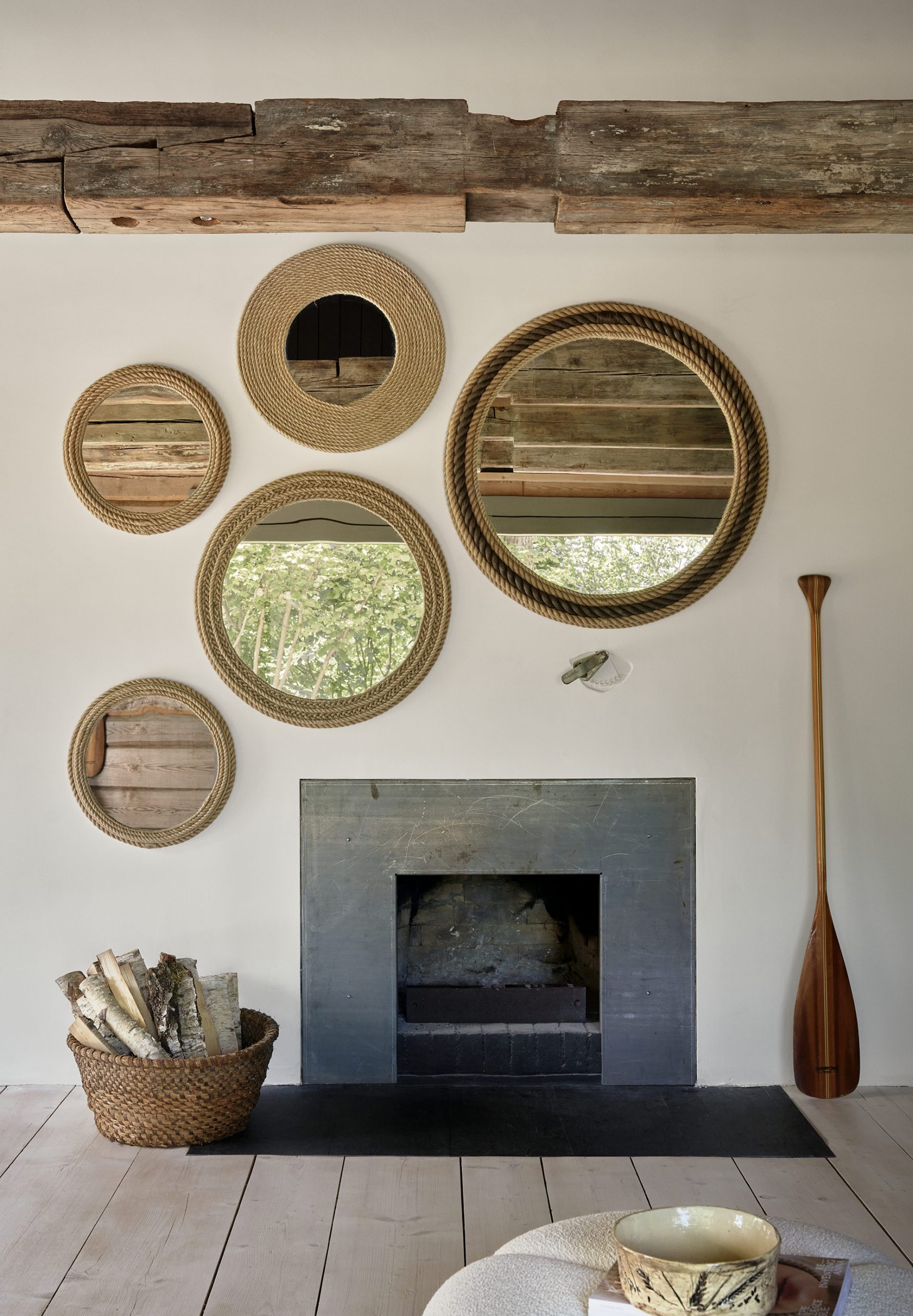 salon avec cheminée maison en bois Vipp Salaca River Lettonie salon avec cheminée maison en bois Vipp Salaca River Lettonie