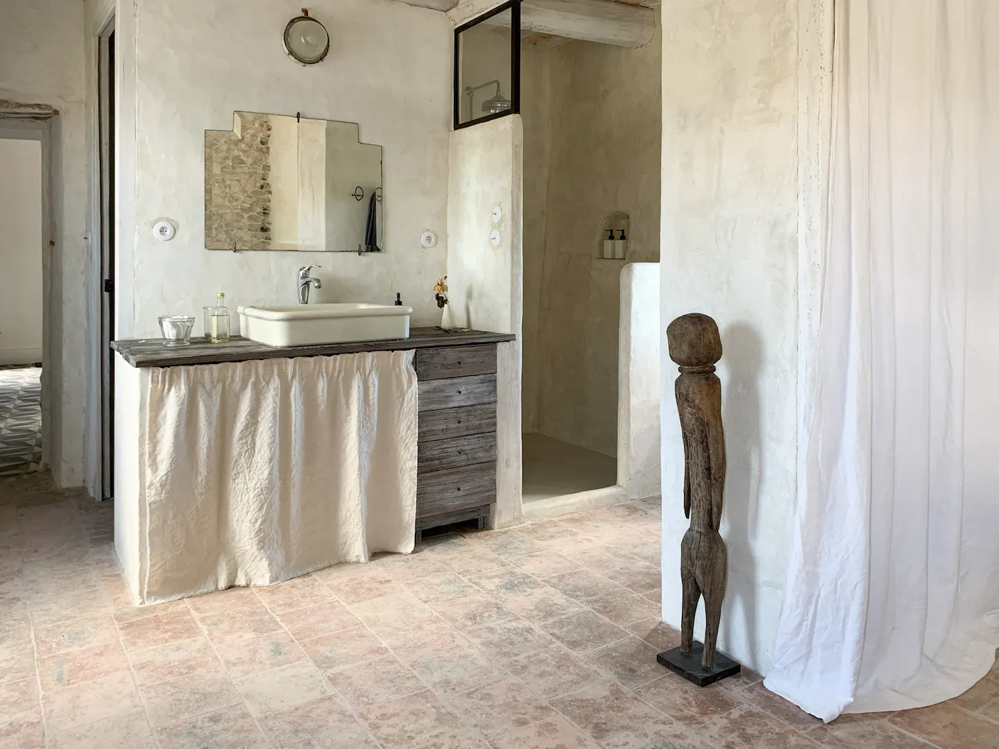 salle de bain rustique chic sol terre cuite