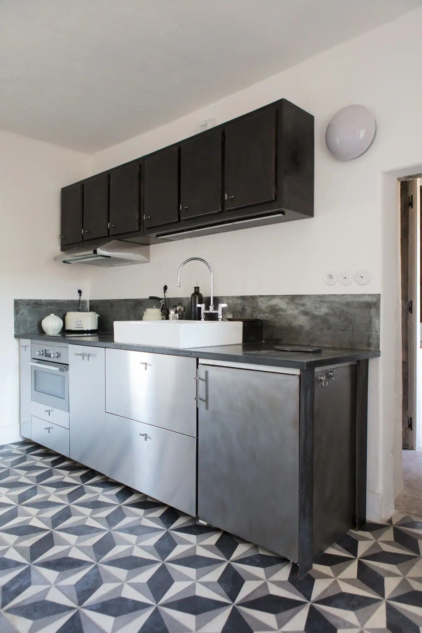 cuisine design noire et inox carreaux de ciment