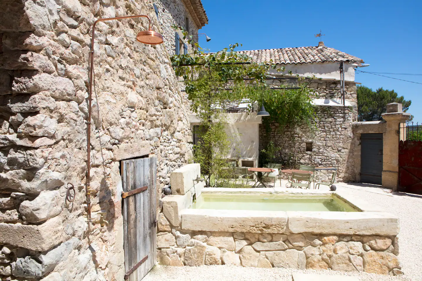 ancien mas en pierres en Provence avec bassin