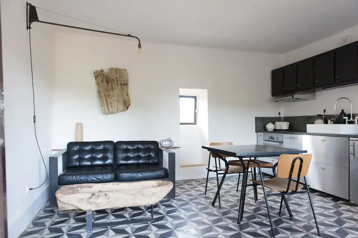salon et cuisine loft en pierres ancien mas en pierres en Provence