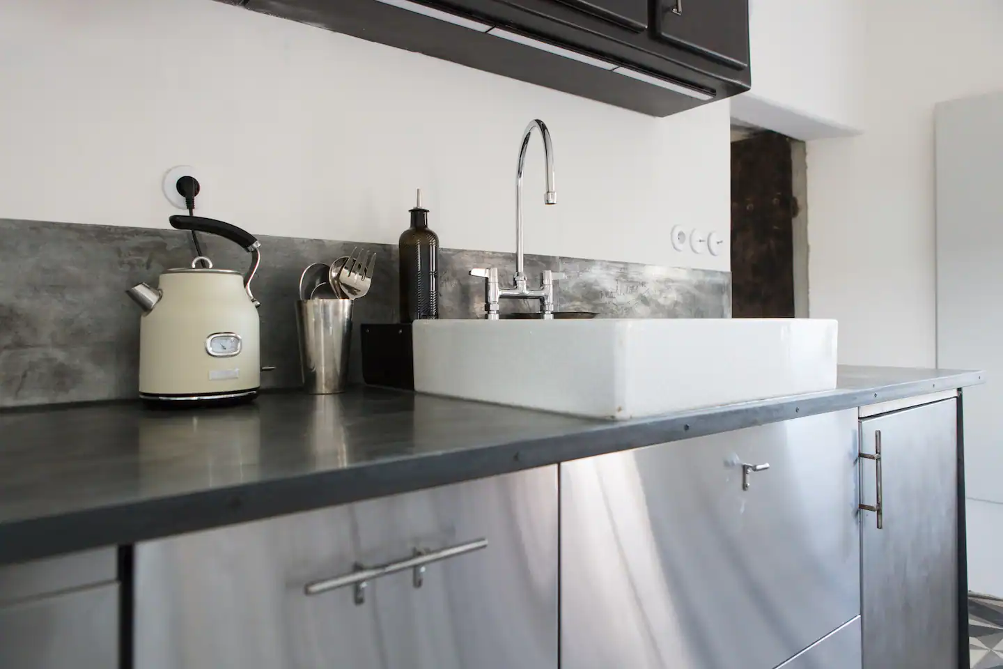 cuisine design noire et inox
