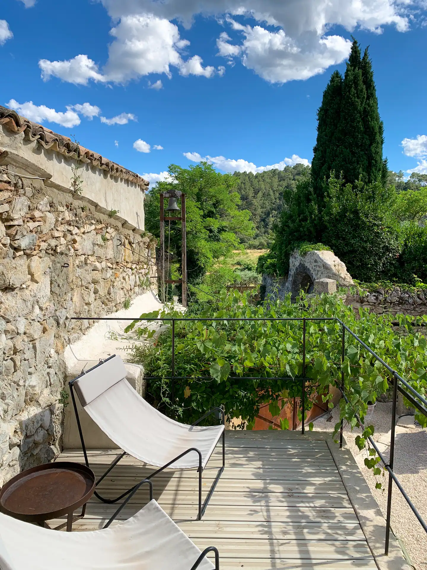 terrasse mur en pierres anciennes
