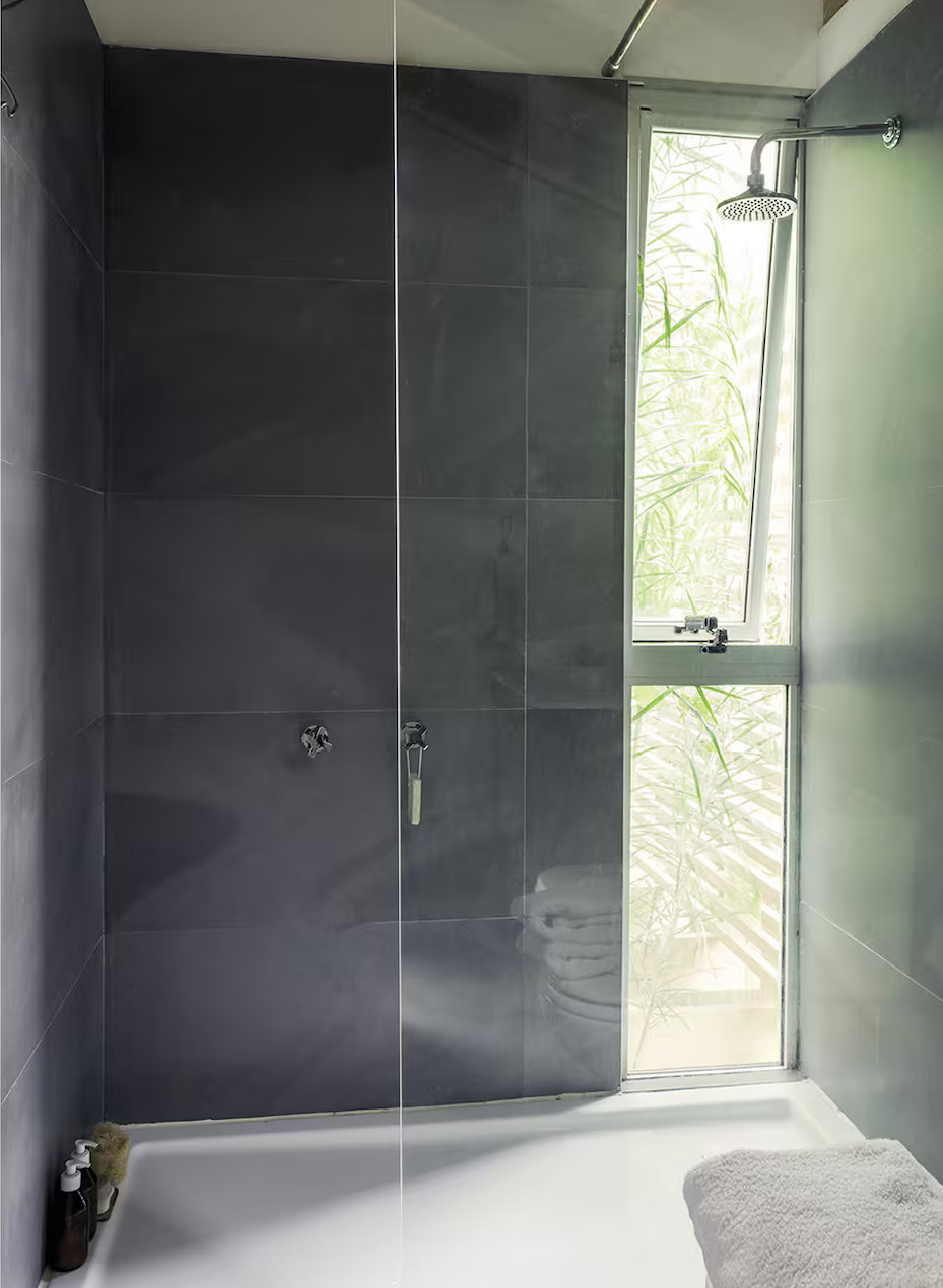 salle d salle d'eau avec fenêtre imposte verticale
