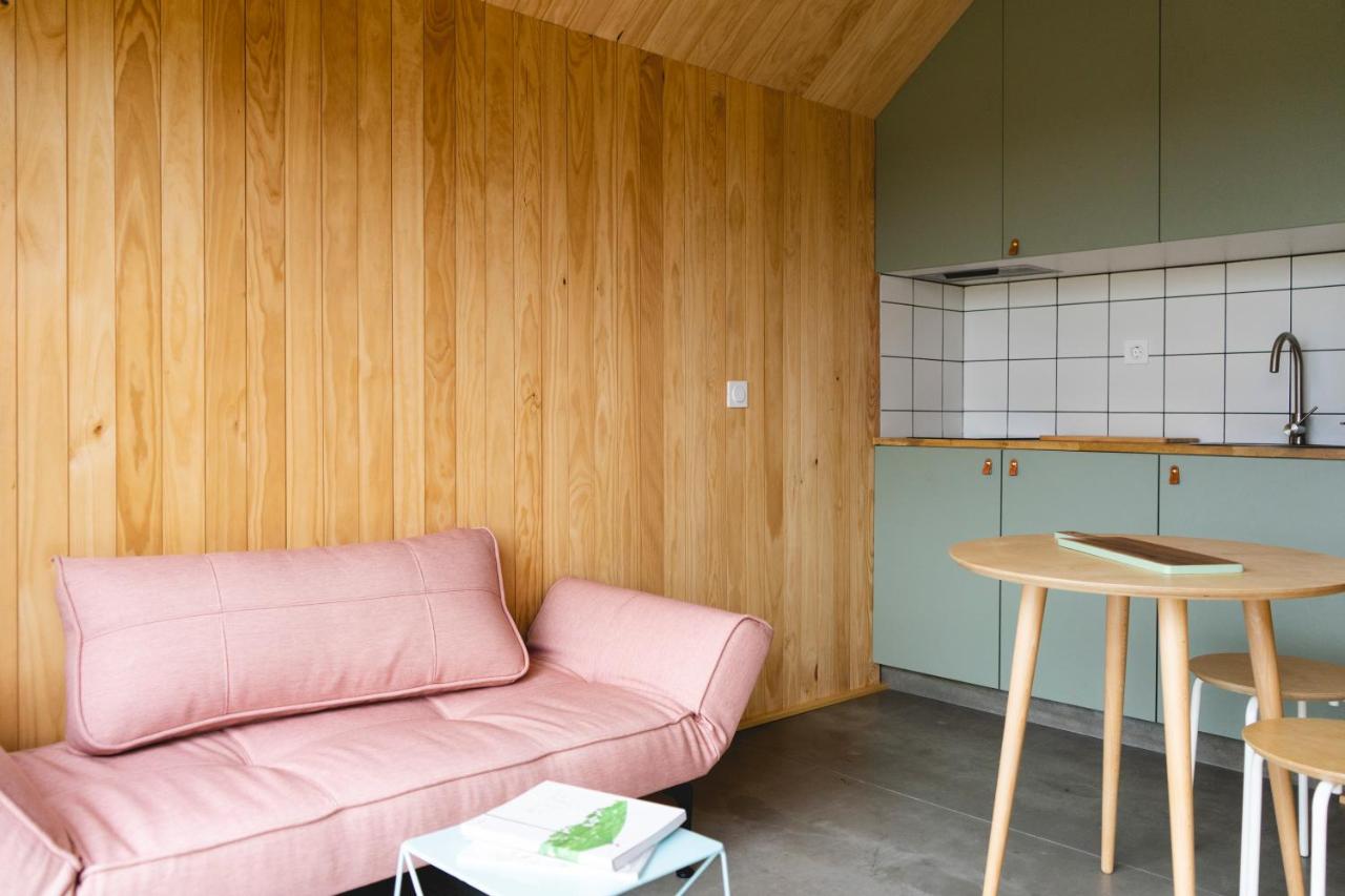 salon avec cuisine ouverte verte petite maison en bois salon avec cuisine ouverte verte petite maison en bois