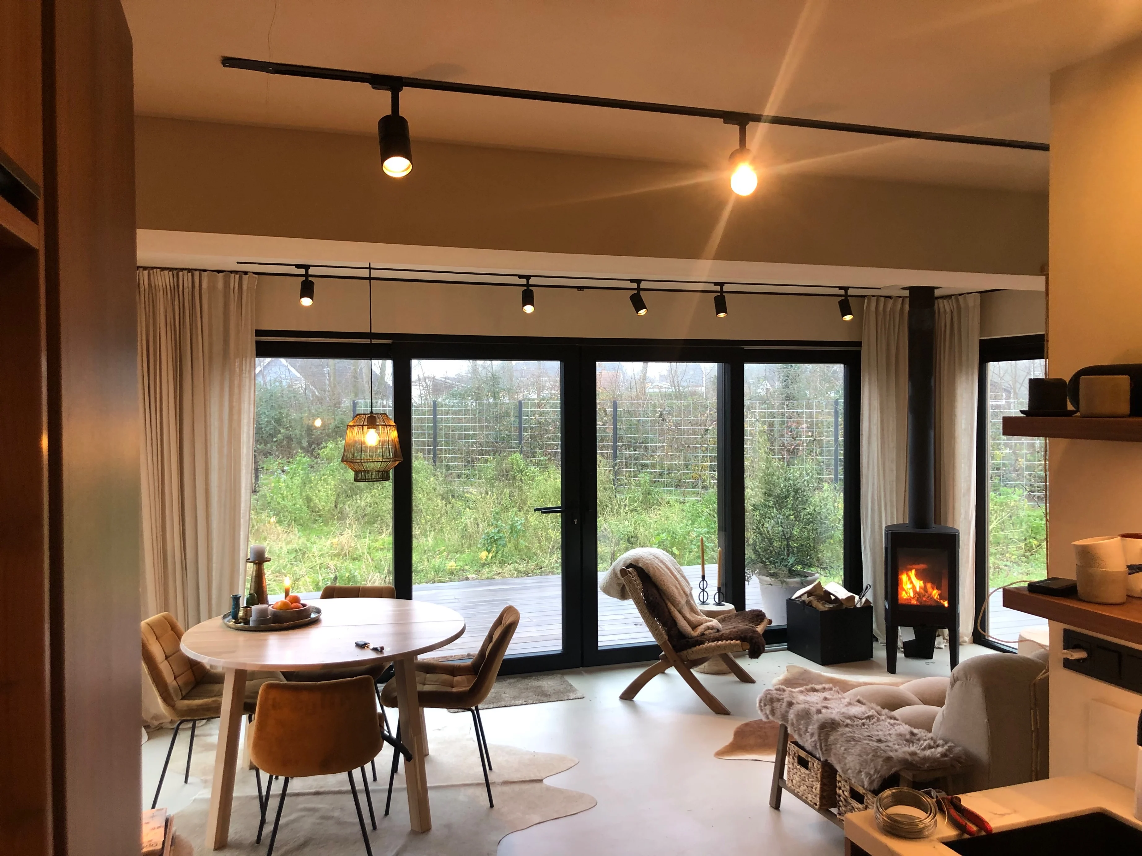 salon avec baie vitrée petite maison en bois salon avec baie vitrée petite maison en bois