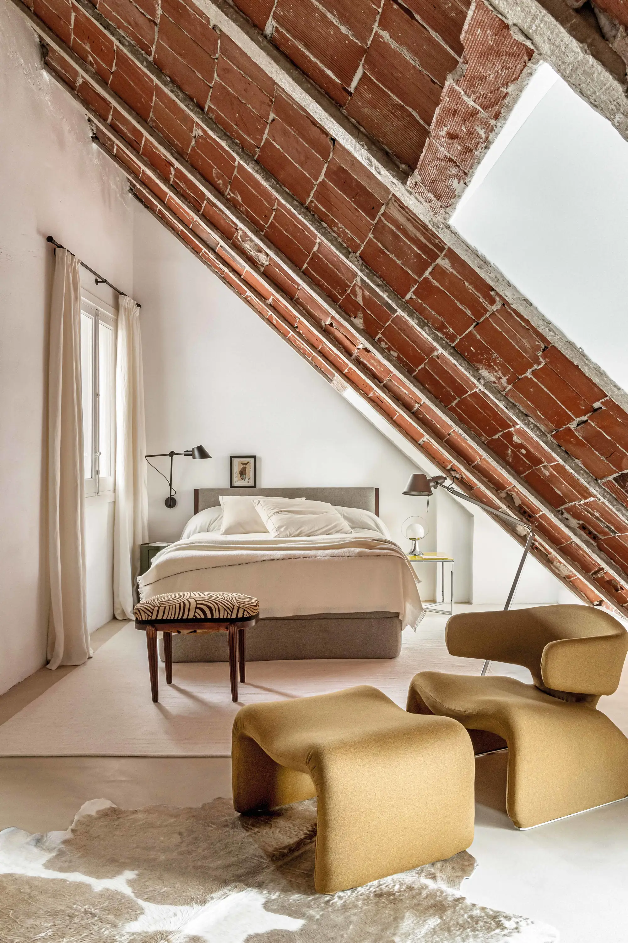 chambre mansardée décoration design et naturelle