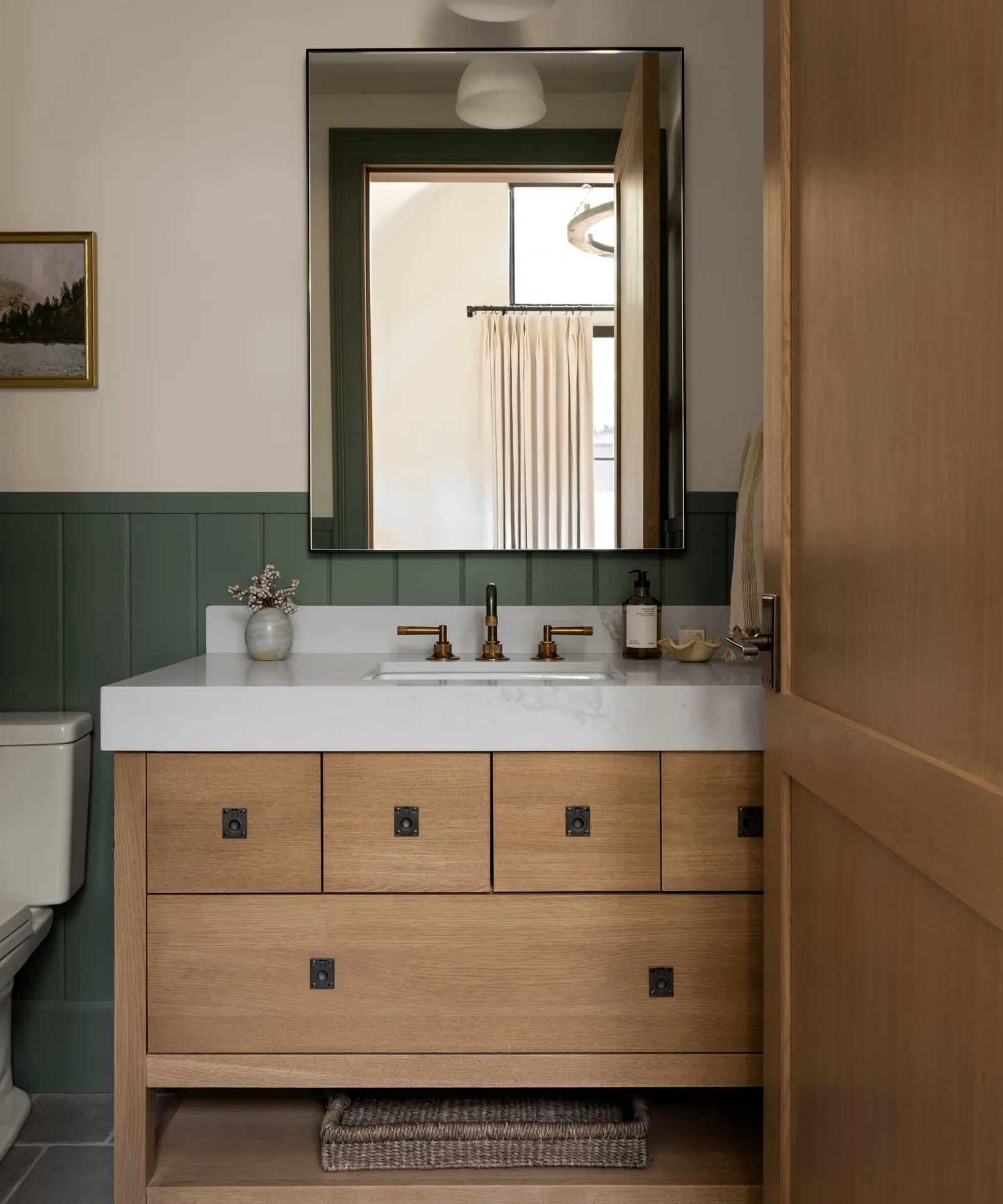 salle de bain verte et bois