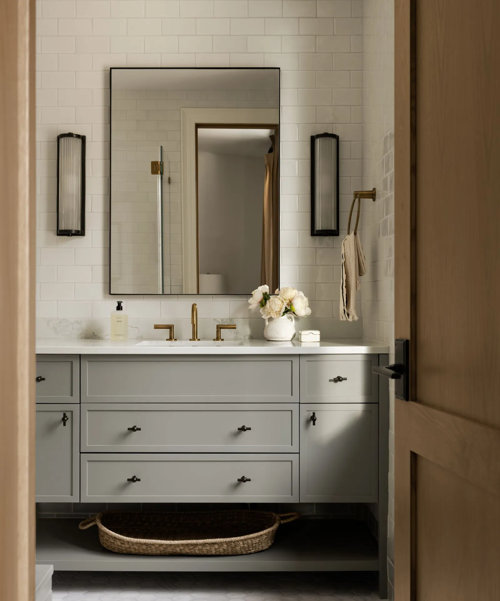 salle de bain décoration contemporaine grise classique