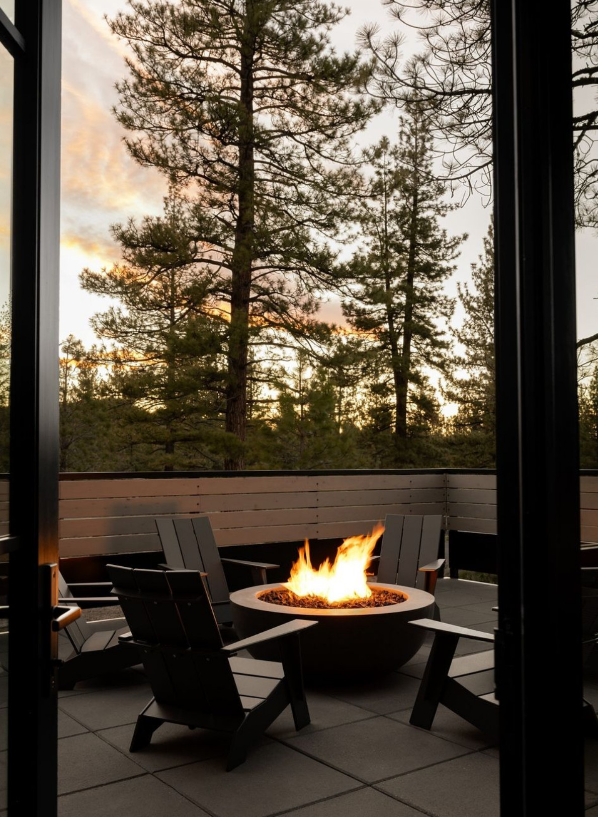 terrasse avec brasero décoration contemporaine maison décorée par le studio McGee