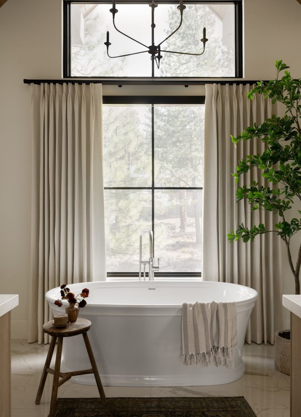 salle de bain rétro avec fenêtre