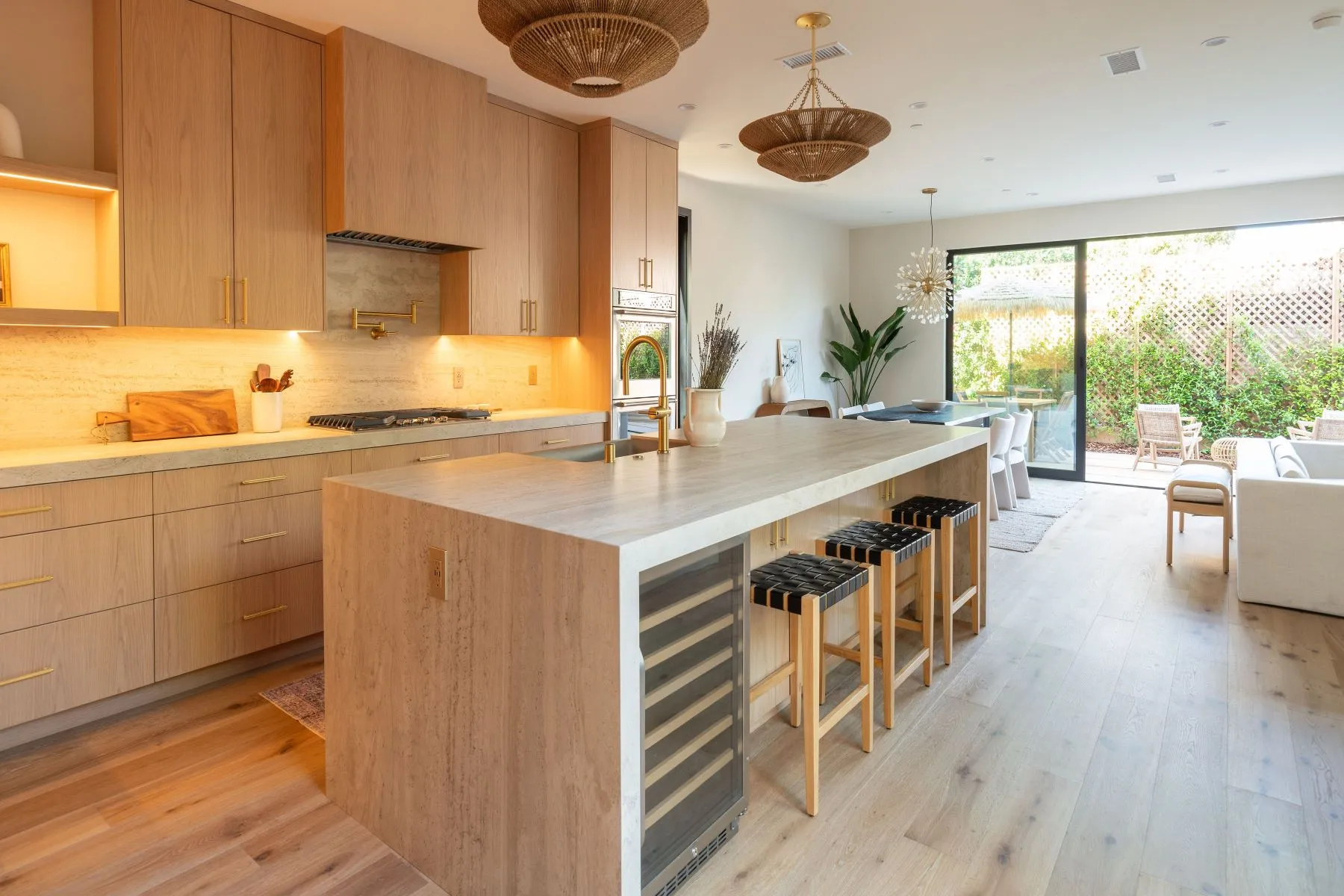 salon et cuisine ouverte maison en bois