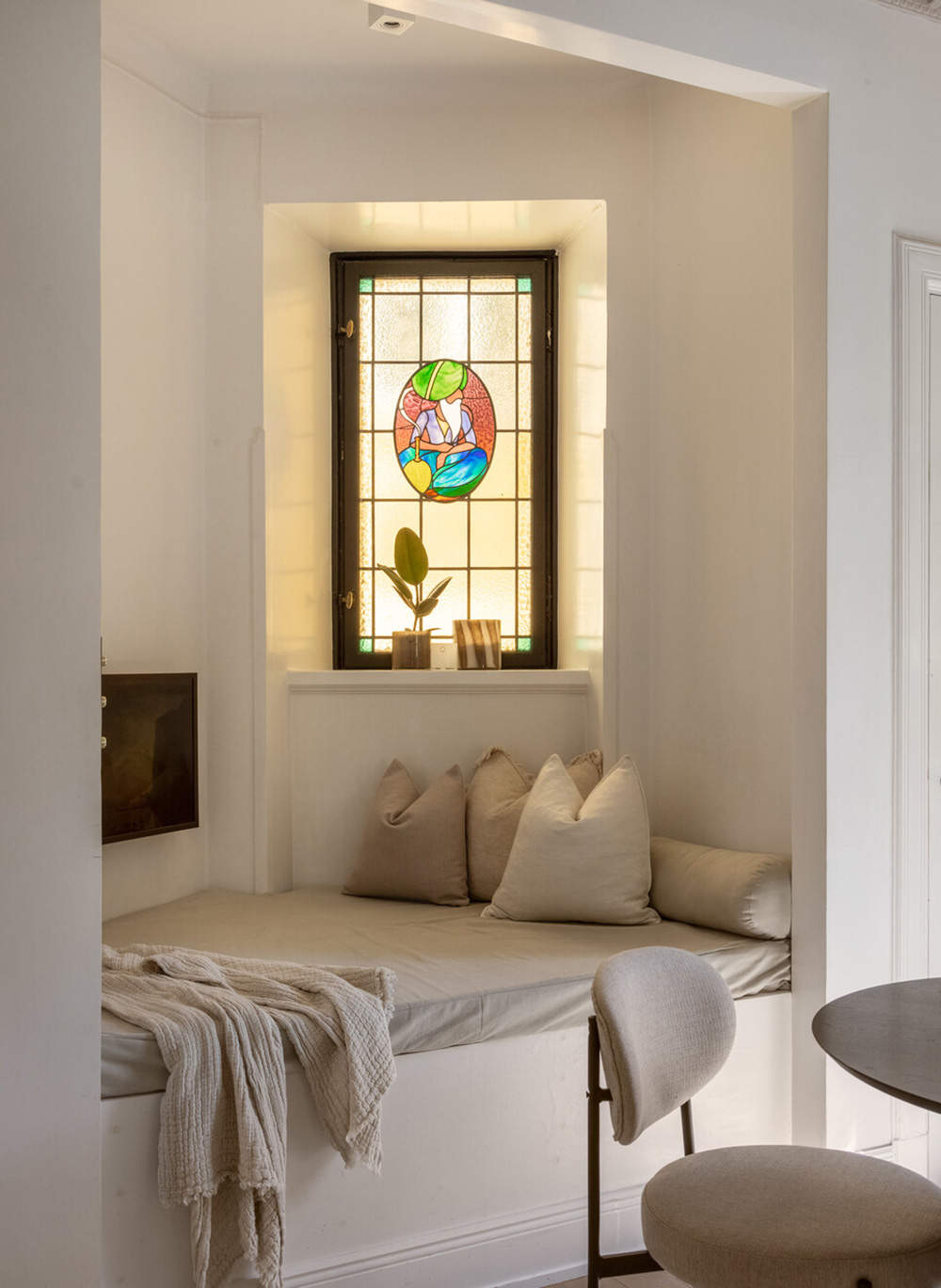 salon avec fenêtre vitrail deux-pièces 29m2