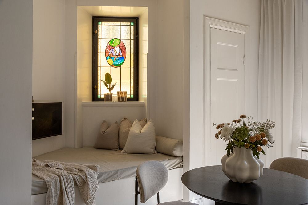 salon avec fenêtre vitrail deux-pièces 29m2