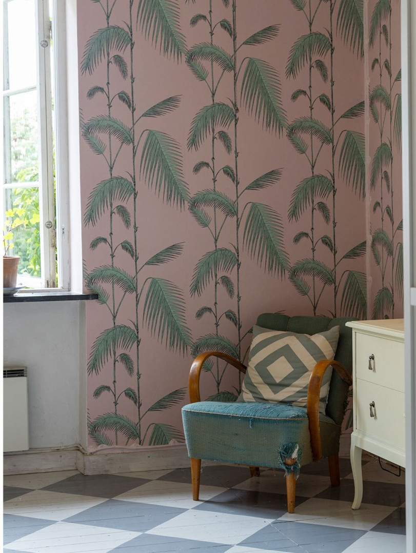 chambre avec papier-peint rose maison ancienne en briques
