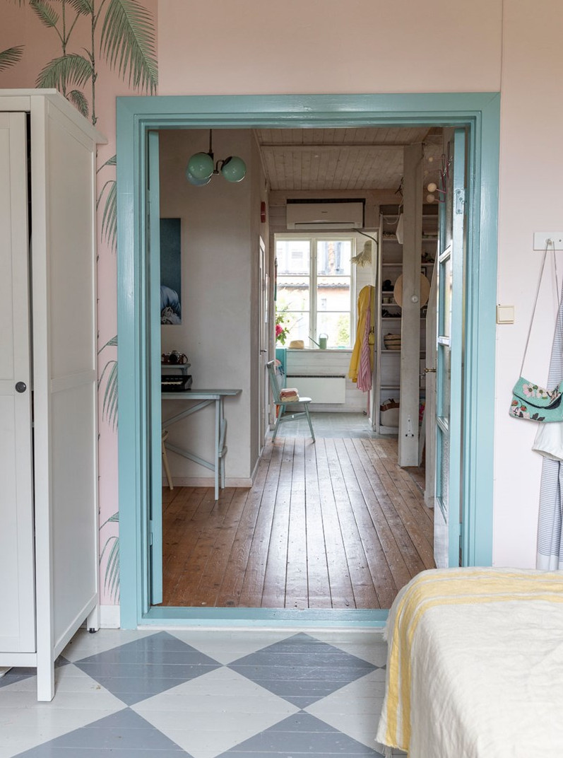 chambre avec papier-peint rose maison ancienne en briques