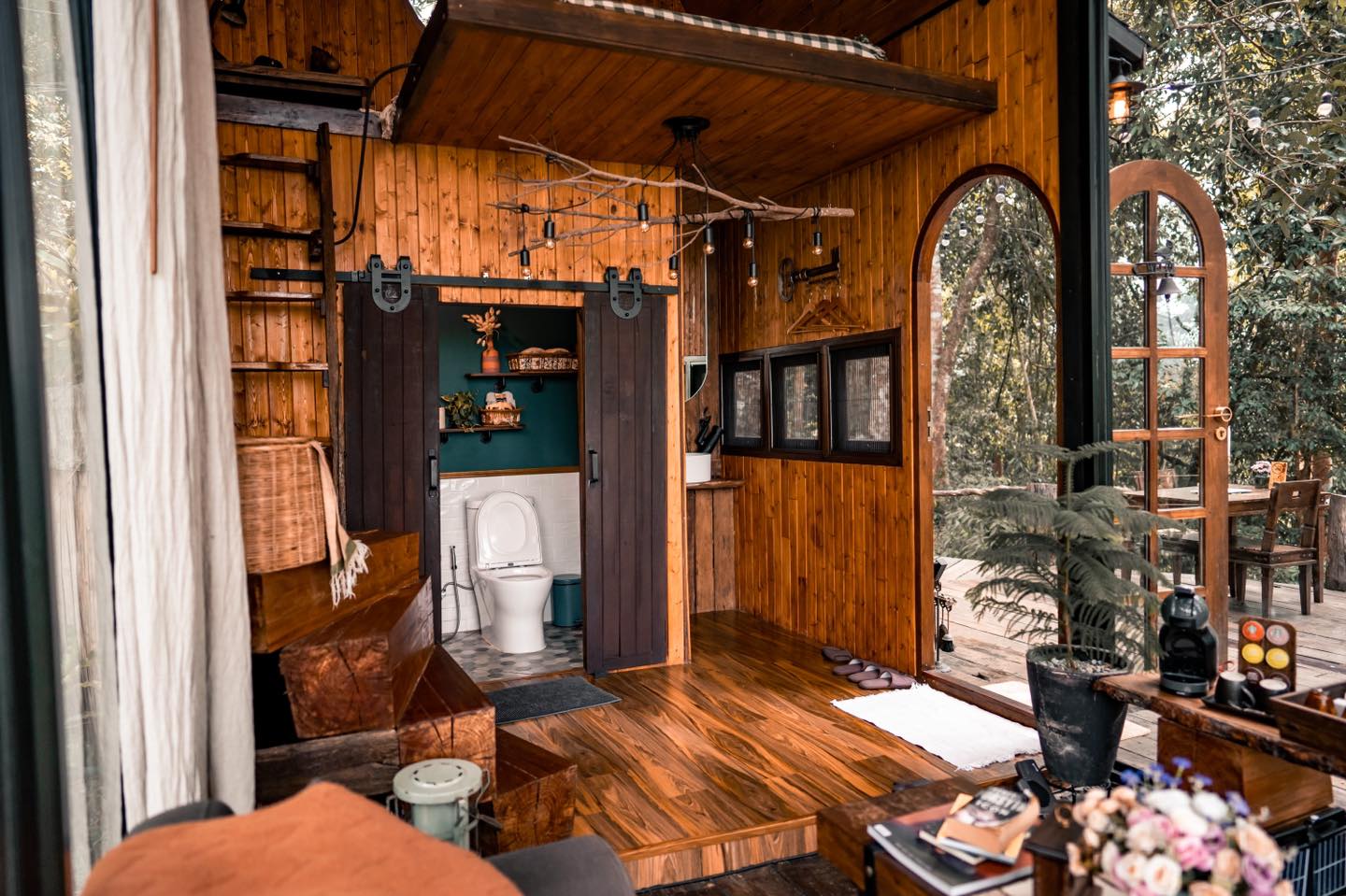 salon et salle de bain petite maison en bois Taloh Cabin salon et salle de bain petite maison en bois Taloh Cabin