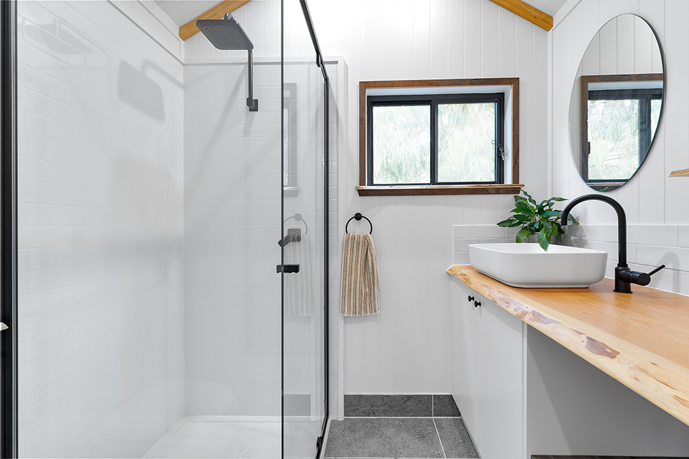 salle de bain bois et blanc