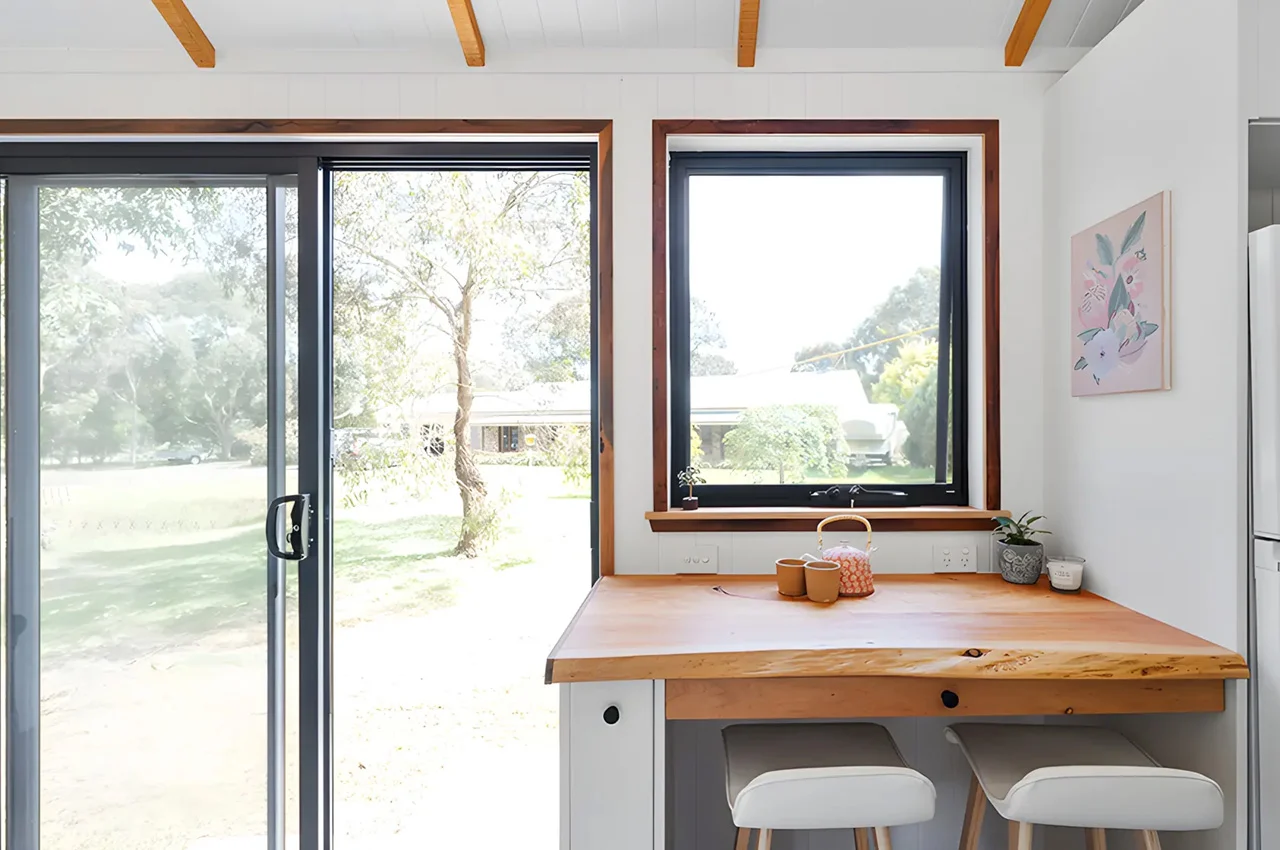 espace repas tiny house 18m2 Casuarina de Evergreen Houses Australia