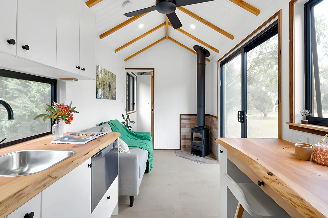 cuisine et salon tiny house 18m2 Casuarina de Evergreen Houses Australia