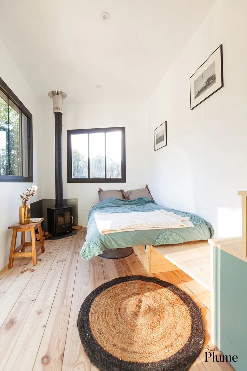 salon/chambre avec poêle tiny house française Plume salon/chambre avec poêle tiny house française Plume