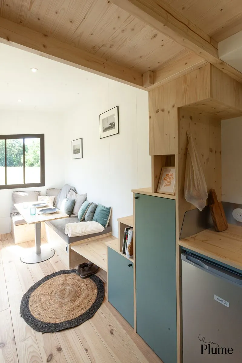 cuisine et salon tiny house française Plume cuisine et salon tiny house française Plume