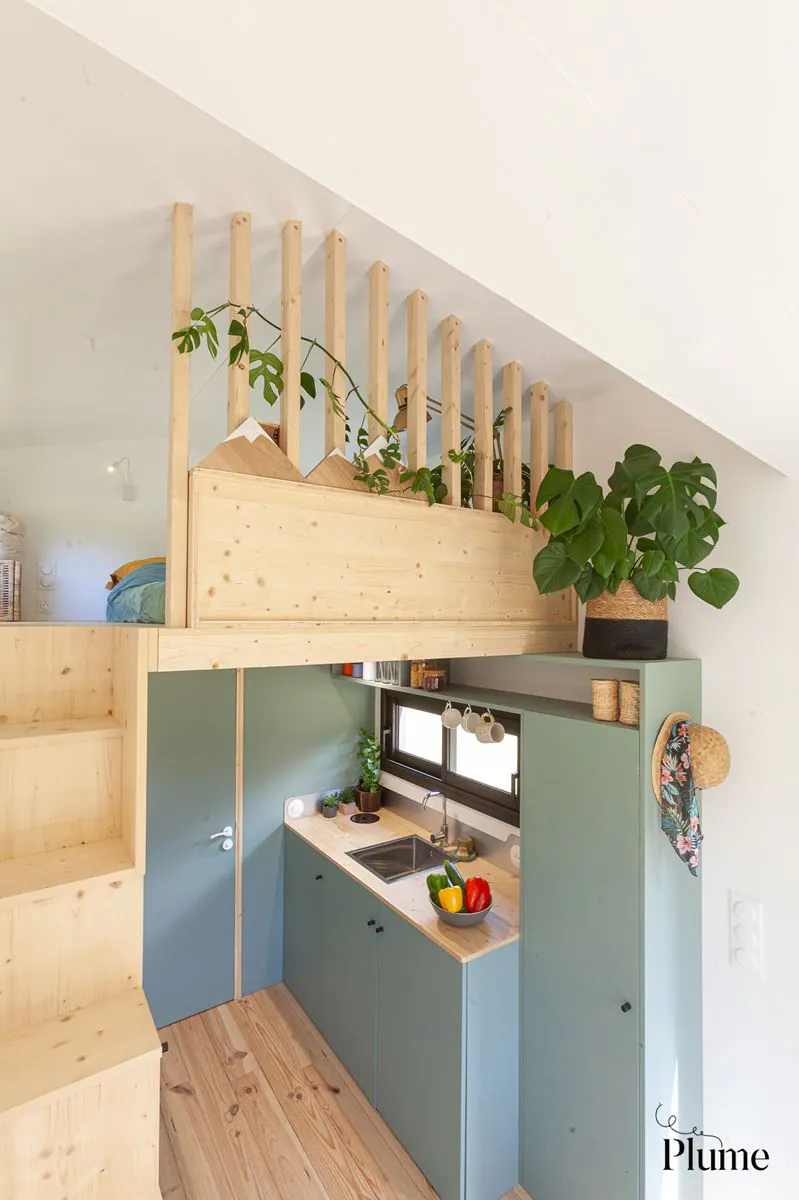 salon avec mezzanine tiny house française Plume salon avec mezzanine tiny house française Plume