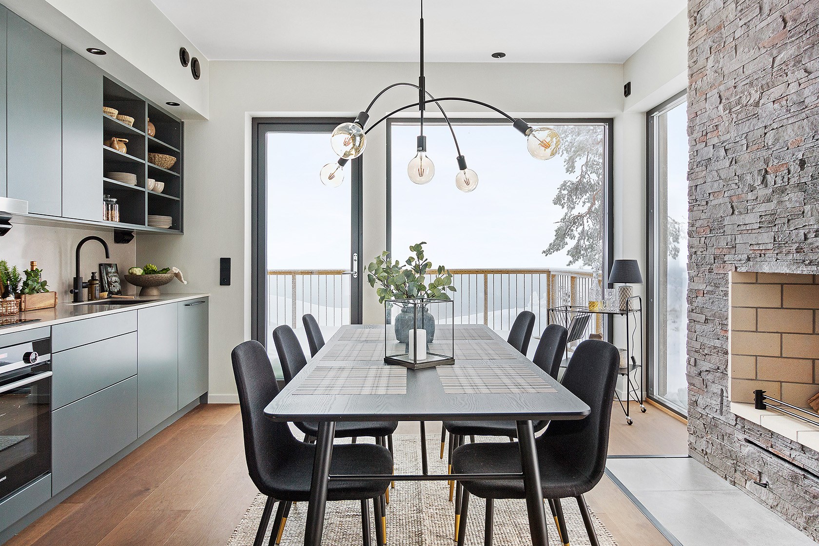 cuisine et salle à manger avec cheminée décoration design duplex à la montagne cuisine et salle à manger avec cheminée décoration design duplex à la montagne