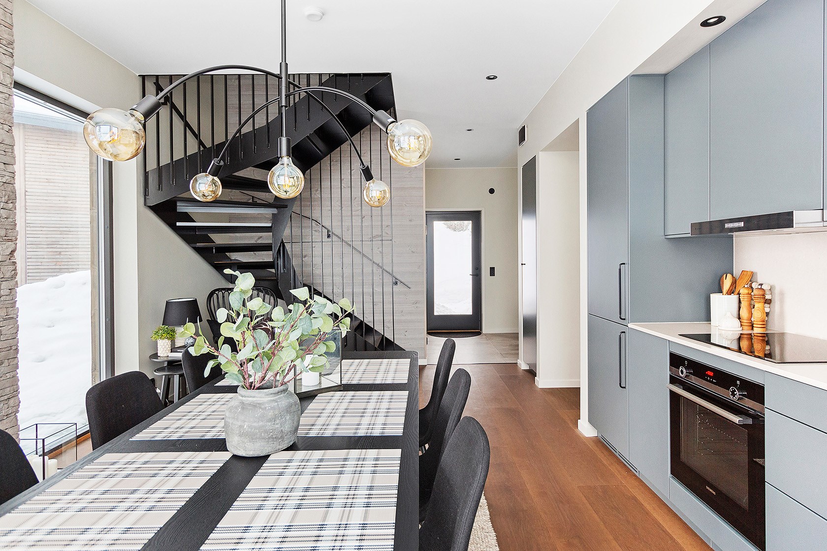 cuisine et salle à manger avec escalier décoration design duplex à la montagne cuisine et salle à manger avec escalier décoration design duplex à la montagne