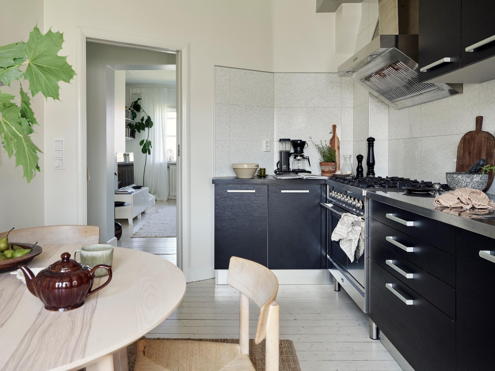 cuisine noire design avec coin repas cuisine noire design avec coin repas