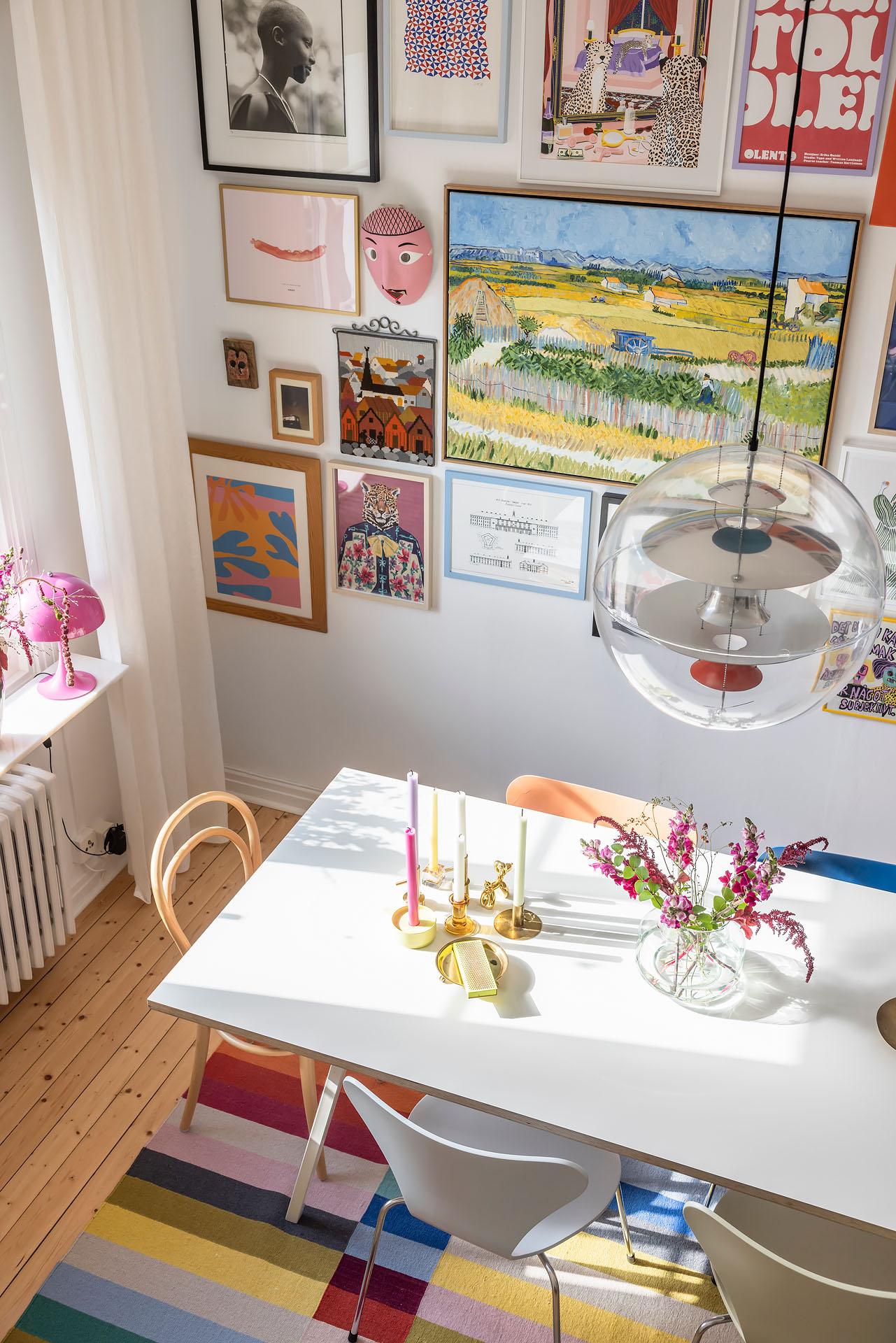 salle à manger avec mur d salle à manger avec mur d'images décoration scandinave
