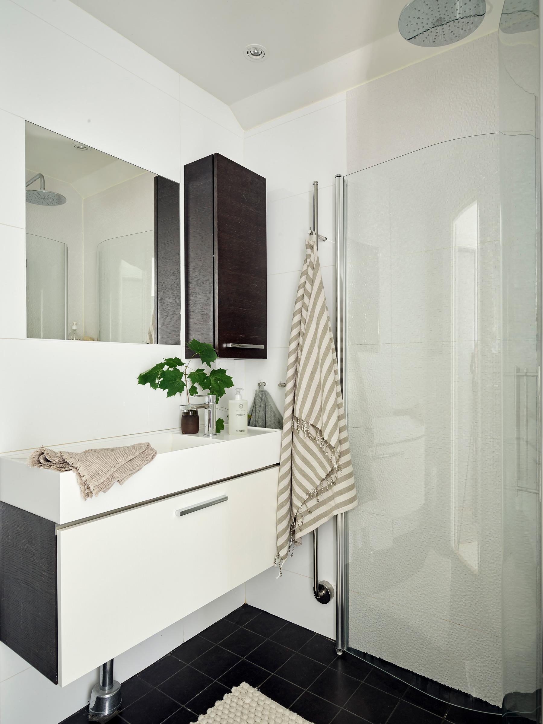 salle d salle d'eau design blanche et noire