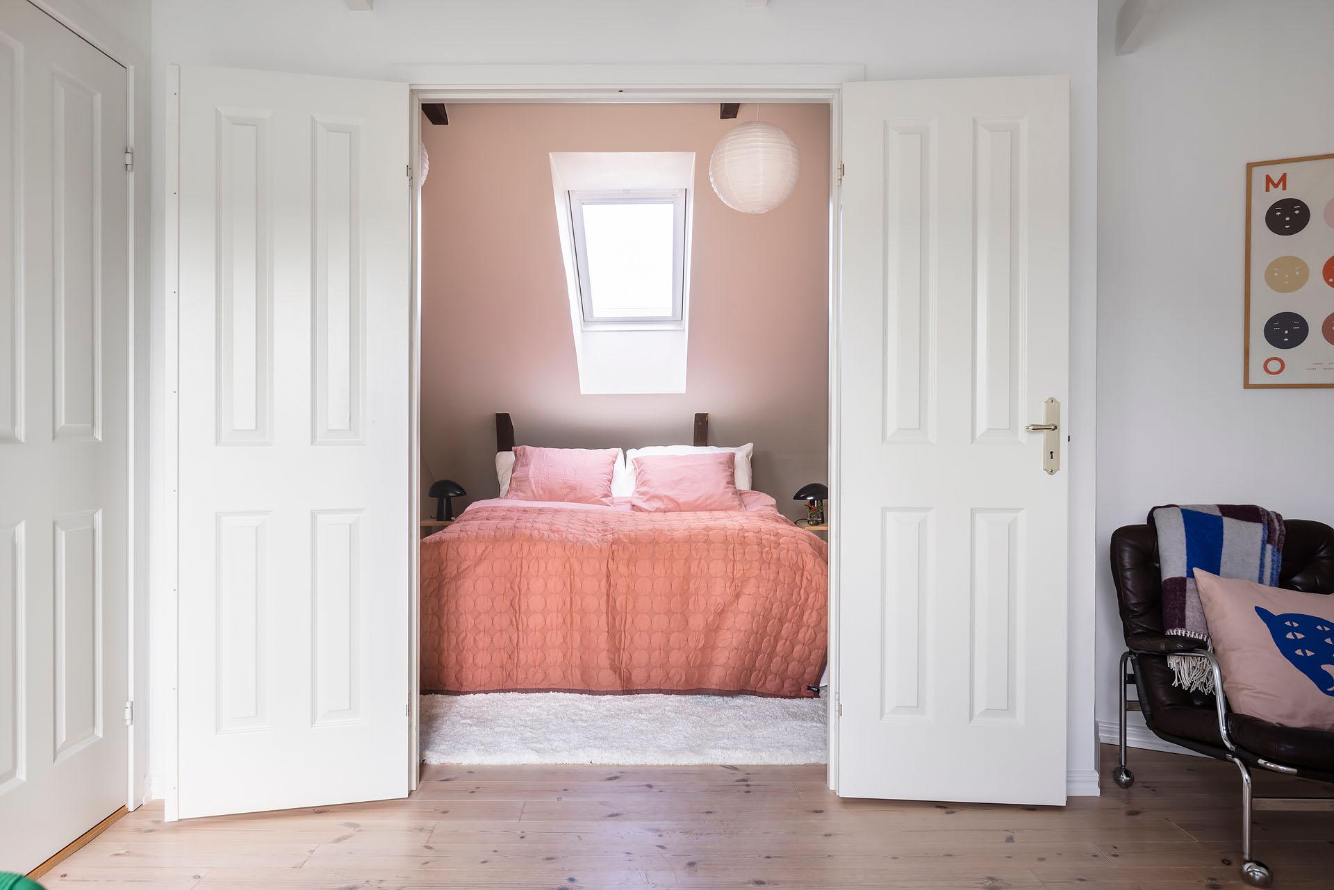 chambre mansardée mur rose chambre mansardée mur rose