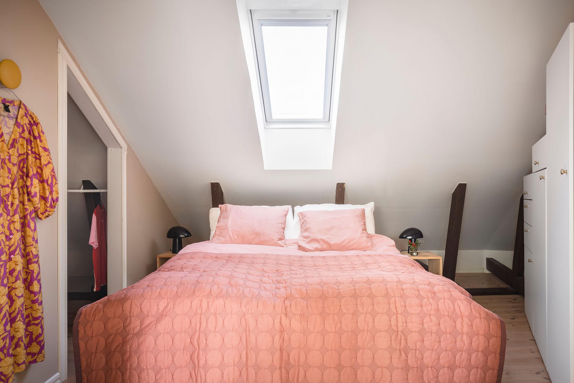 chambre mansardée avec velux décoration scandinave rose chambre mansardée avec velux décoration scandinave rose